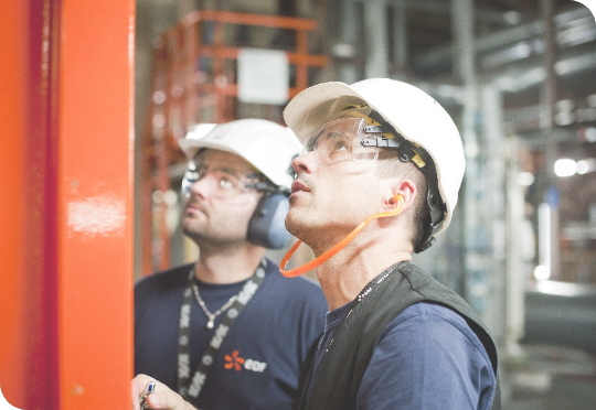 techniciens dans un hangar