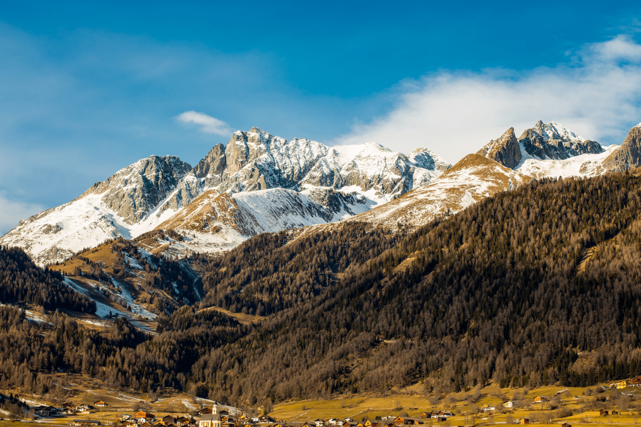 Une vue panoramique d'une montagne enneigée au sommet