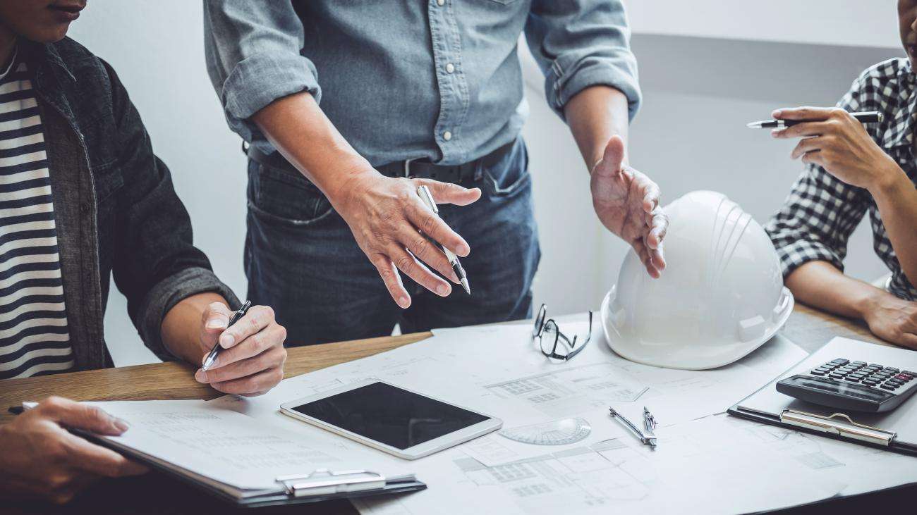 Réunion de chantier autour d'une table